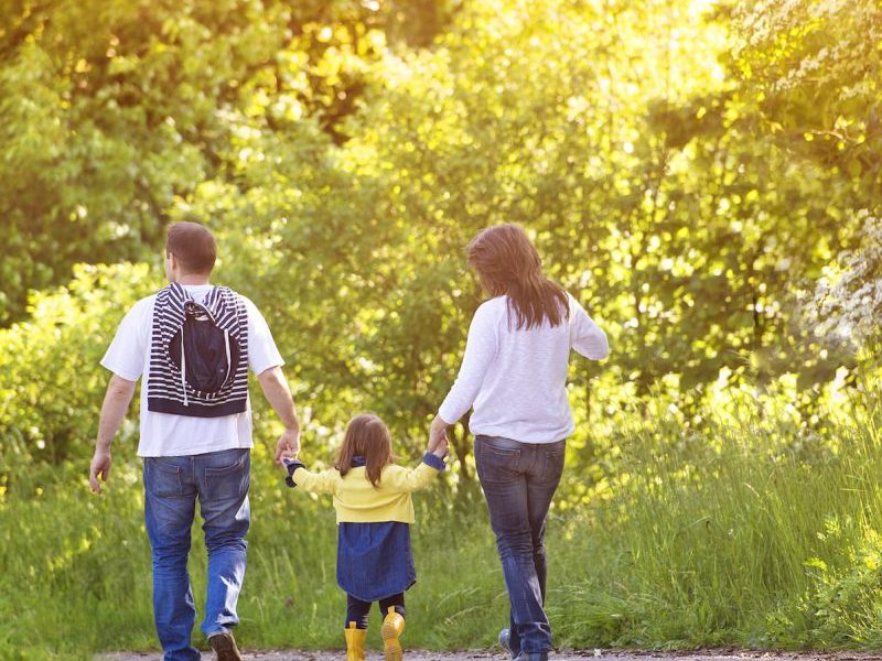 happy-family-in-nature-PJ74BC2-oory1wrzsddt77rd3xn9y57ctwykovydirj8libf40